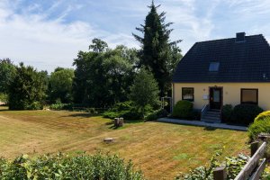 Einfamilienhaus plus Baugrundstück mit Blick ins Bondenau-Tal